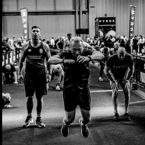 ایستگاه Burpee Broad Jumps در مسابقه HYROX؛ عکس رسمی HYROX