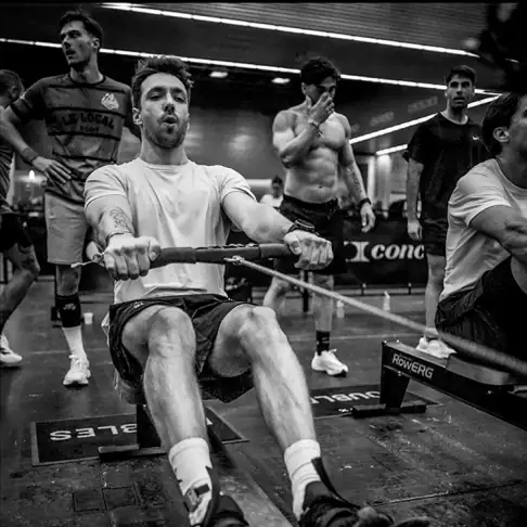 ایستگاه Rowing در مسابقه HYROX؛ عکس رسمی HYROX