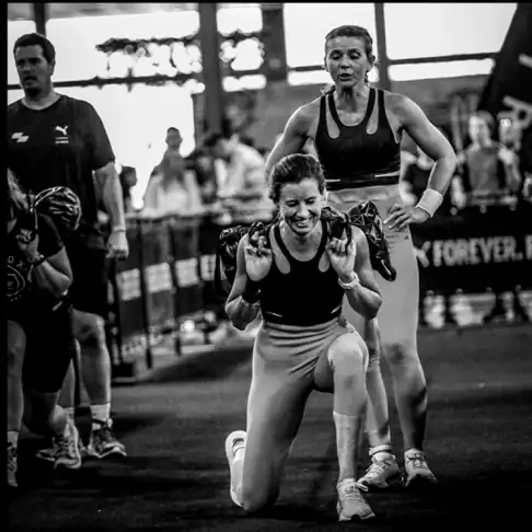 ایستگاه Sandbag Lunges در مسابقه HYROX؛ عکس رسمی HYROX